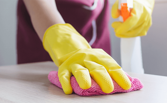 Mikrofasertuch während der Anwendung auf einer Küchenzeile