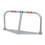 Schake Parkplatzsperre Typ 472ZP feuerverzinkt mit roten Reflexstreifen umlegbar, mit Bodenplatte zum Aufschrauben