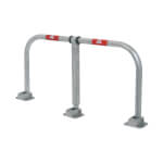 Schake Parkplatzsperre Typ 472Z feuerverzinkt mit roten Reflexstreifen umlegbar, mit Bodenplatte zum Aufschrauben