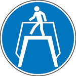 Gebotsschild Übergang benutzen