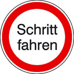 Hinweisschild für Tankanlagen und Garagen Schritt fahren