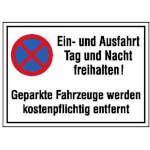 Haltverbotsschild Ein- und Ausfahrt Tag und Nacht freihalten! Geparkte Fahrzeuge werden kostenpflichtig...