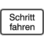 Hinweisschild für Tankanlagen und Garagen Schritt fahren