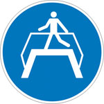 Gebotsschild, Übergang benutzen,