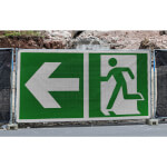 Fluchtwegschild Bauzaunbanner,  Notausgang links mit Zusatzzeichen