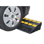 Bordsteinrampe Antirutsch-Oberfläche, Reflexstreifen, mit 2 Kabelkanälen,