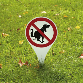 Erdspieß mit Verbotsschild Hier kein Hundeklo