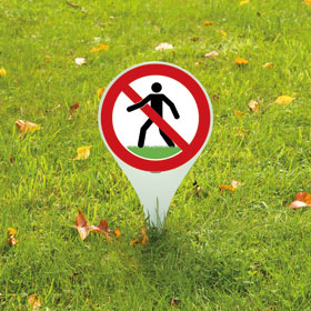 Erdspie mit Verbotsschild Rasen betreten verboten