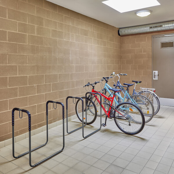 Mottez Fahrradstnder mit 2 gummierten Bgeln mit 4 Stellpltze einseitige  Radeinstellung fr den Innenbereich kaufen